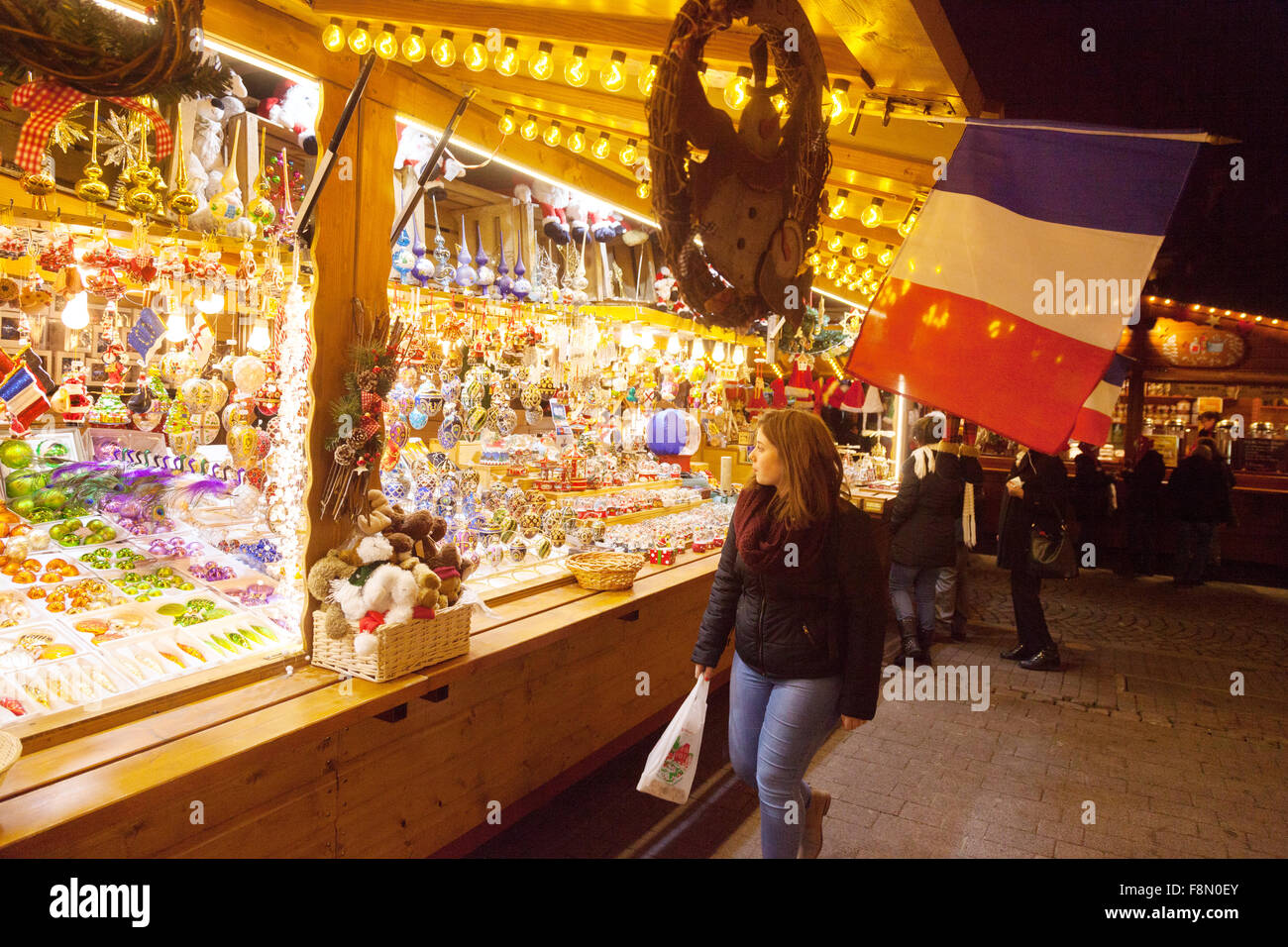 Eine Frau einkaufen in einem Stall, Straßburger Weihnachtsmarkt Elsass Frankreich Europa Stockfoto