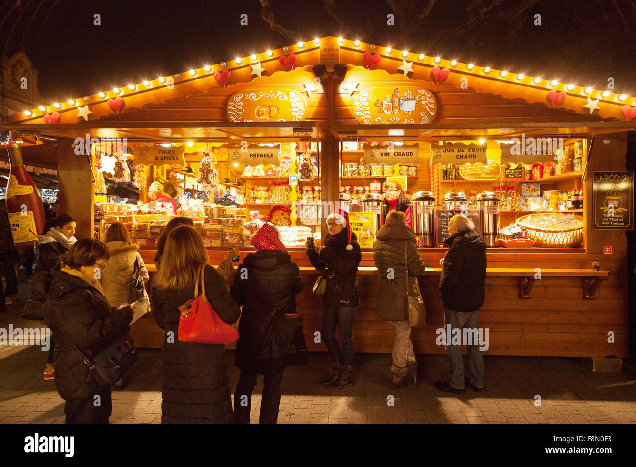 Menschen beim Einkaufen an einem Weihnachten Markt Stall, Straßburger Weihnachtsmarkt Elsass Frankreich Europa Stockfoto