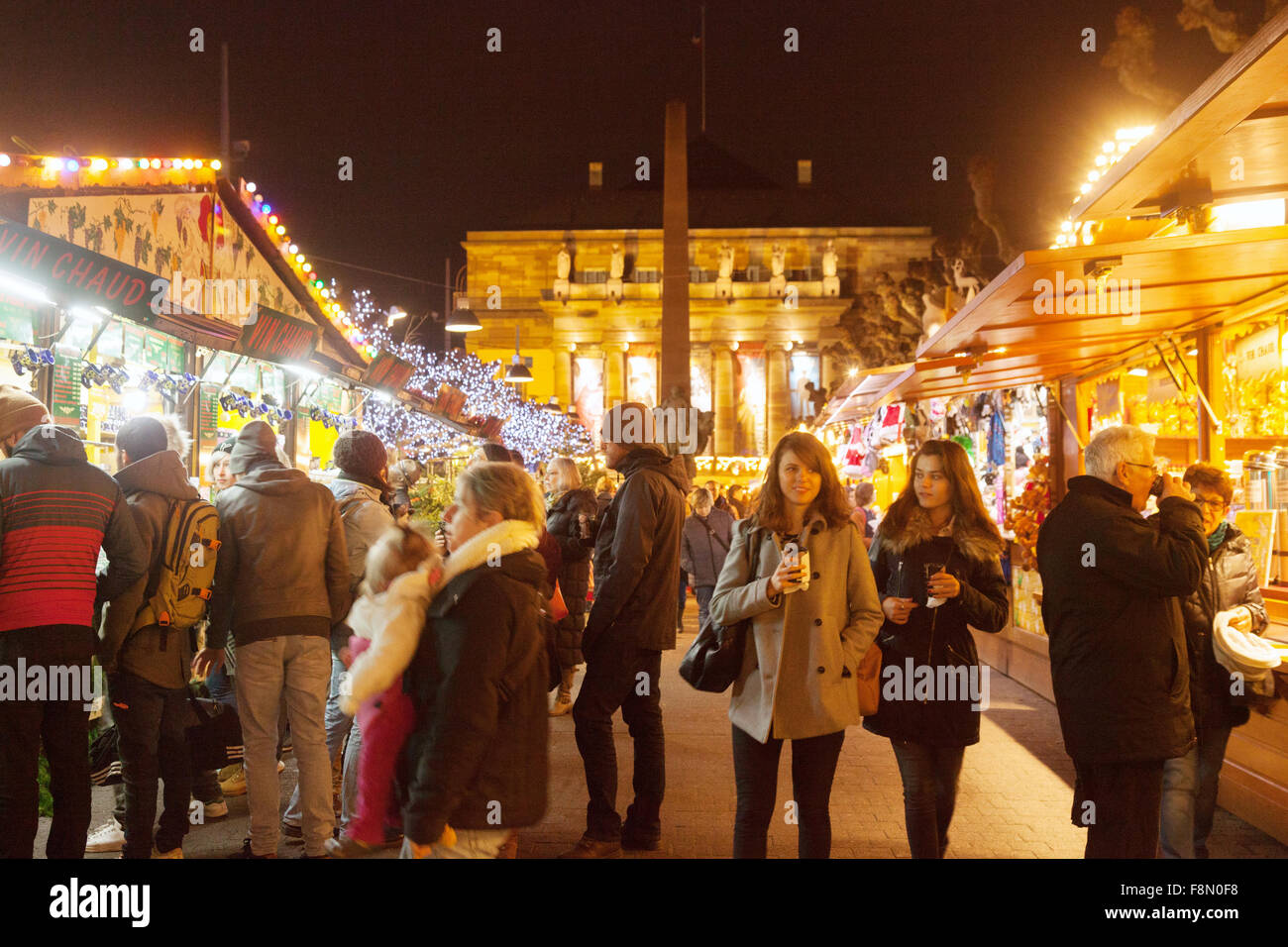 Leute, Shopping in Straßburg Weihnachtsmarkt vor dem Opernhaus bei Nacht, Place Broglie, Straßburg, Elsass, Frankreich Europa Stockfoto