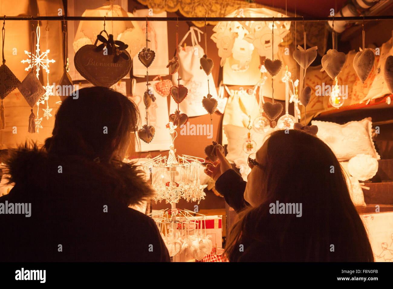 Zwei Frauen in einem Stall, Straßburger Weihnachtsmarkt, Einkaufen Straßburg Elsass Frankreich Europa Stockfoto