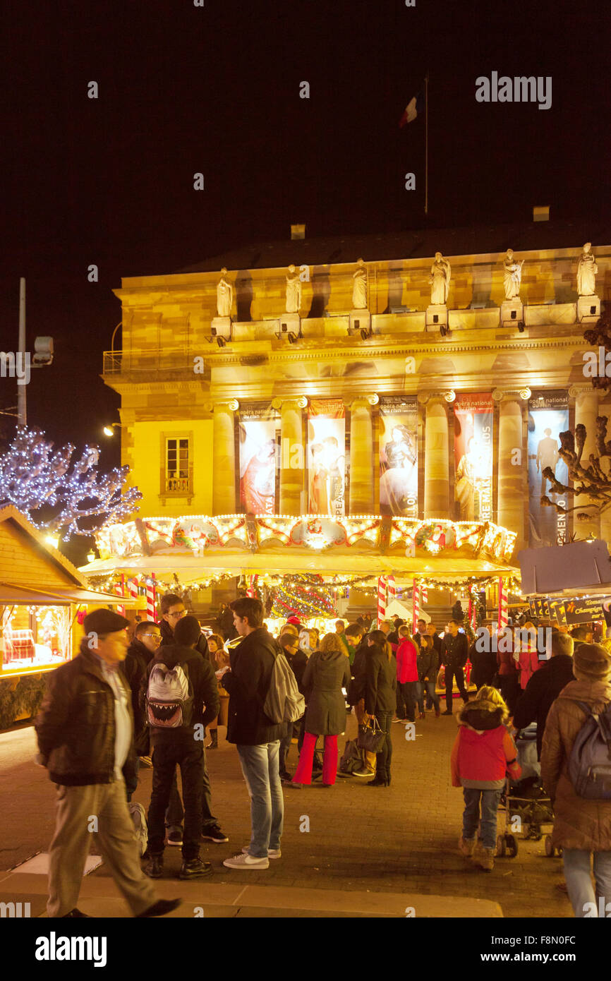 Straßburger Weihnachtsmarkt und ein Karussell vor der Oper, Place Broglie, Straßburg Frankreich Europa Stockfoto