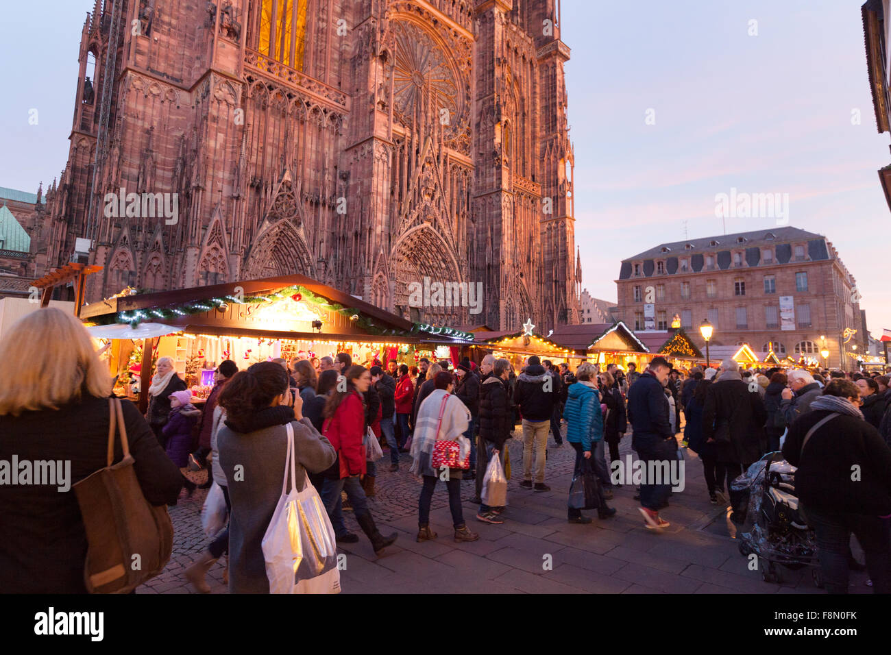 Leute einkaufen an Marktständen, Straßburg Weihnachtsmarkt und Kathedrale von Straßburg, Strasbourg, Elsass Frankreich Europa Stockfoto