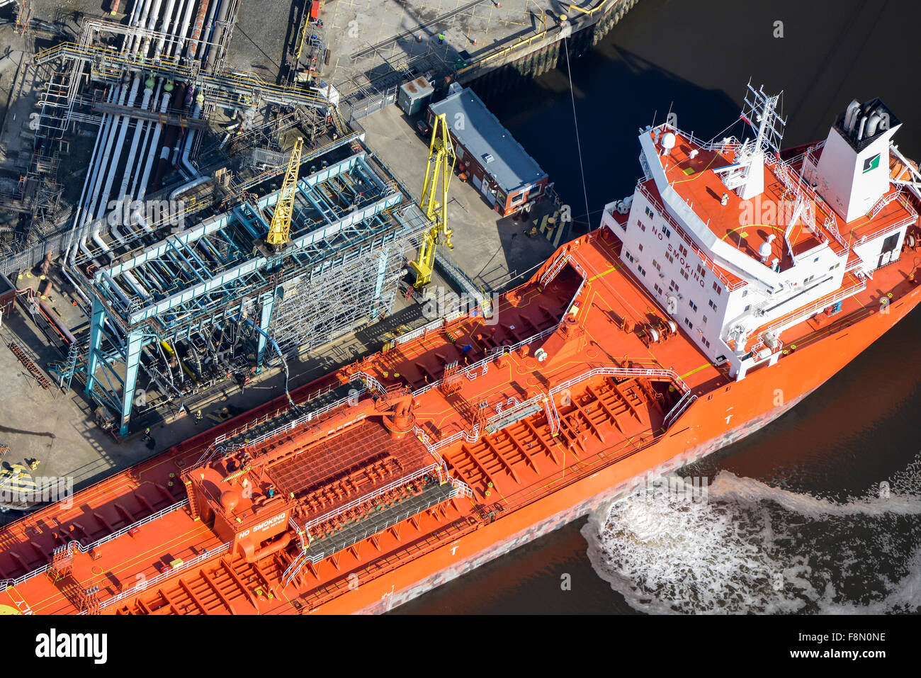 Eine Luftaufnahme eines Öltankers entladen in Teesside Raffinerie Middlesbrough Stockfoto