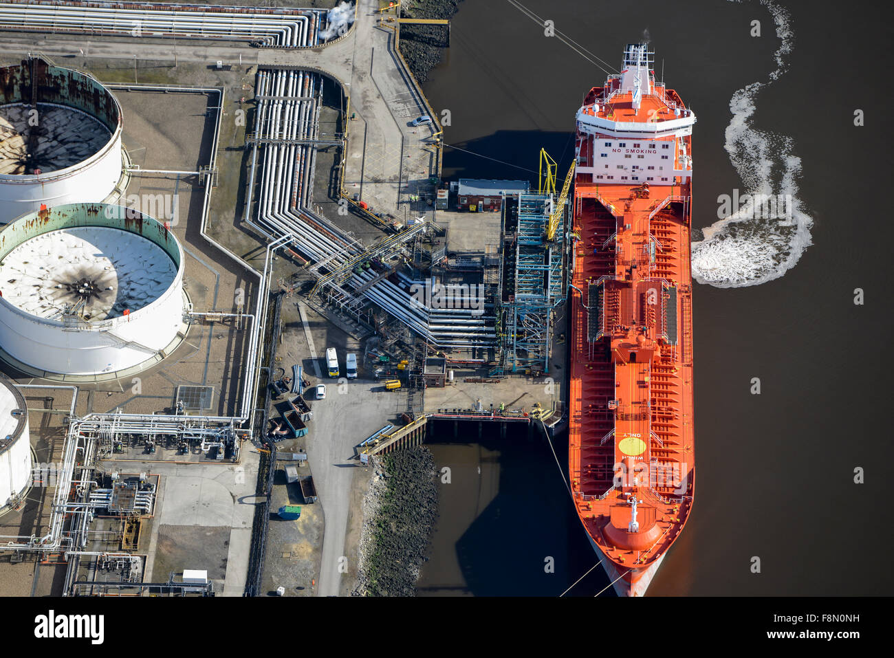 Eine Luftaufnahme eines Öltankers entladen in Teesside Raffinerie Middlesbrough Stockfoto