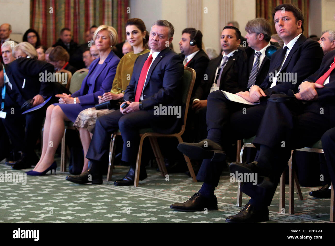 Rom, Italien. 10. Dezember 2015. Königin Rania von Jordanien und König von Jordanien Abdullah bin Al-Hussein, mit dem italienischen Premier Matteo Renzi (R) Il Ministro della Difesa Roberta Pinotti, il Re di Giordania Abdullah bin Al-Hussein Con la Moglie, la Regina Rania e Matteo Renzi Roma 12.10.2015 Hotel Parco dei Principi. Forum Med 2015 mediterrane Dialoge. Samantha Zucchi Insidefoto Bildnachweis: Insidefoto/Alamy Live-Nachrichten Stockfoto