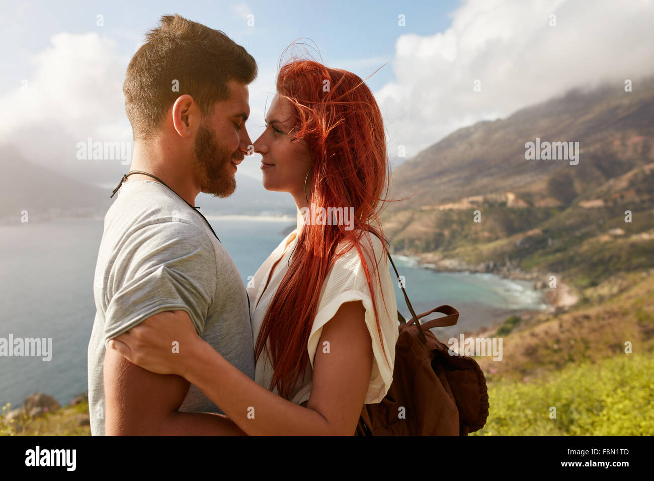 Porträt des jungen Mann und Frau stehen von Angesicht zu Angesicht. Liebevolle junge Paar ihre Liebe in der Natur im Freien zu genießen. Stockfoto