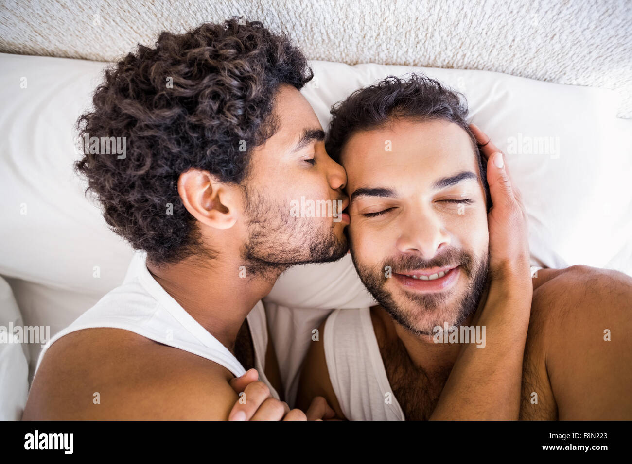 Genial Mann küssen seine Partner-Gesicht Stockfoto