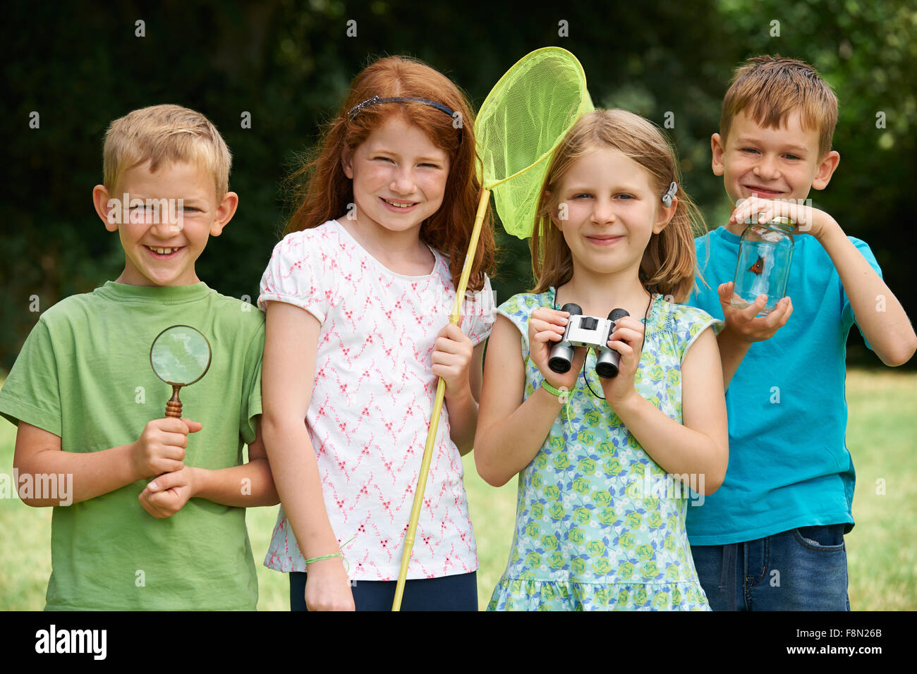 Gruppe von Kindern, die Natur zu erforschen Stockfoto