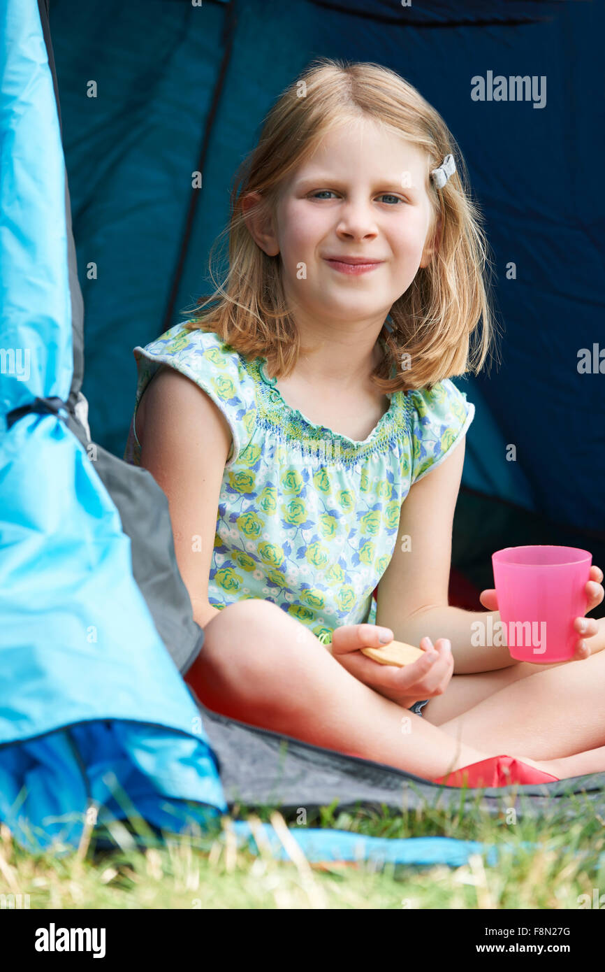 Mädchen mit Snack auf Camping-Ausflug Stockfoto