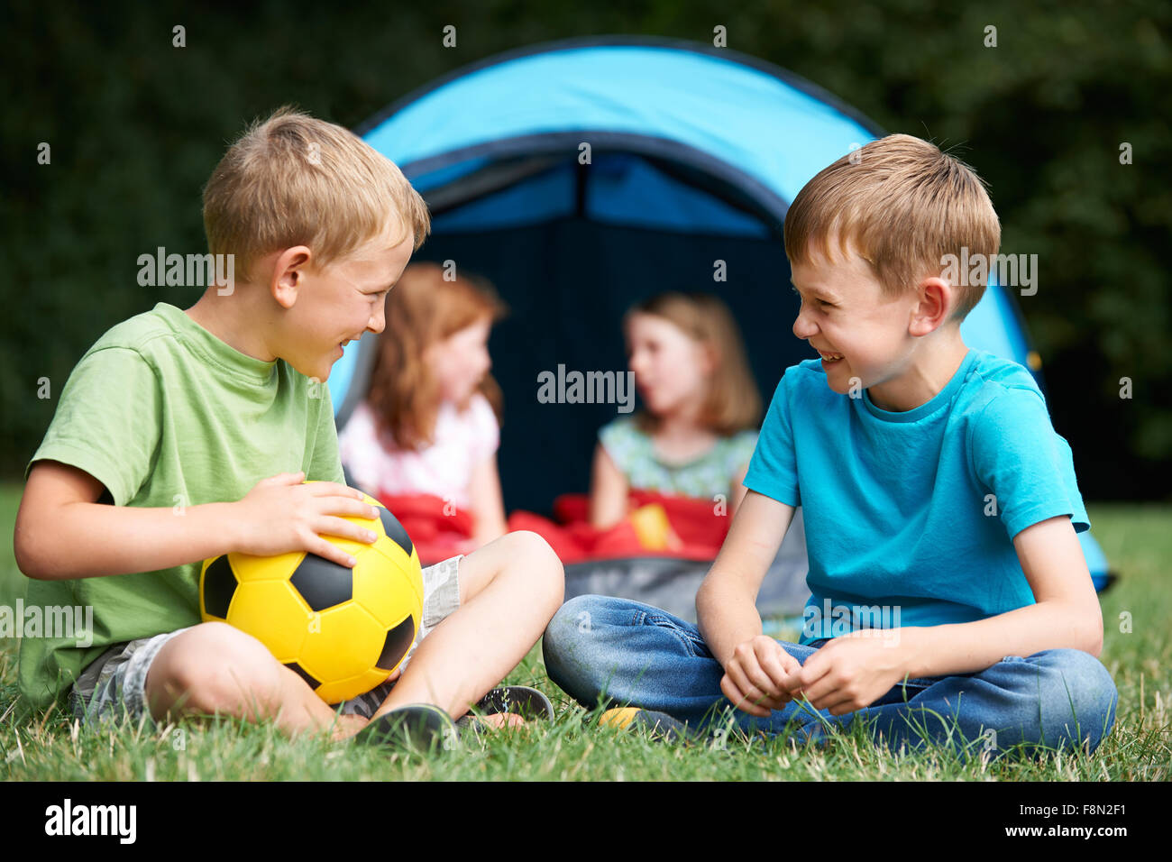 Zwei jungen sprechen auf Camping-Ausflug Stockfoto