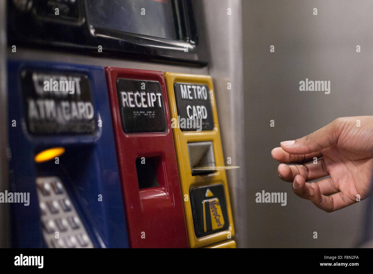 Das Ende einer Ära: Eine Hand nimmt eine MetroCard und symbolisiert den Ausstieg aus diesem legendären NYC-Tarifzahlungssystem zugunsten des kontaktlosen OMNY. Stockfoto
