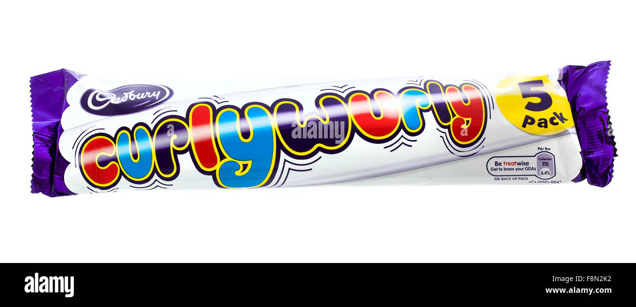 Die Cadbury Curly Wurly 5 Pack auf einem weißen Hintergrund Stockfoto