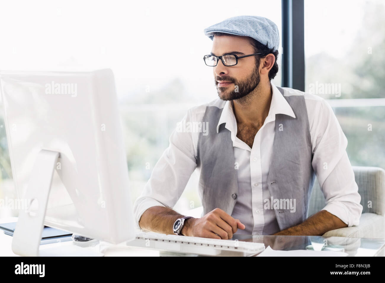 Gut aussehender Mann, Blick auf Computer-monitor Stockfoto