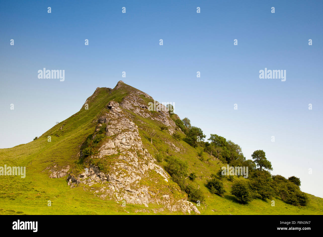 Parkhaus Hügel die Überreste eines Atolls in Derbyshire Peak District und in der Nähe der Fluss Dove. Stockfoto