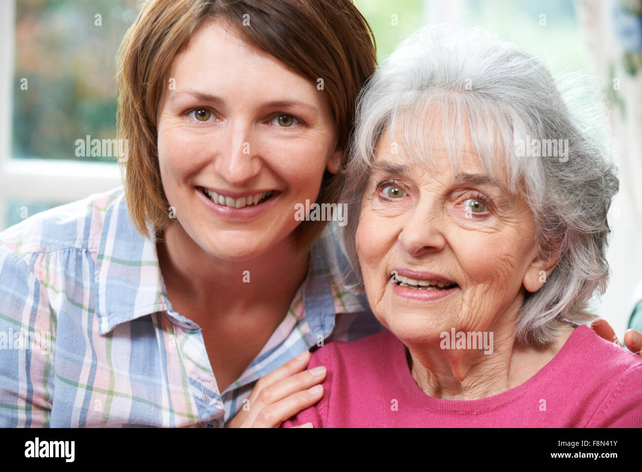 Porträt von Senior Mutter und Erwachsene Tochter Stockfoto