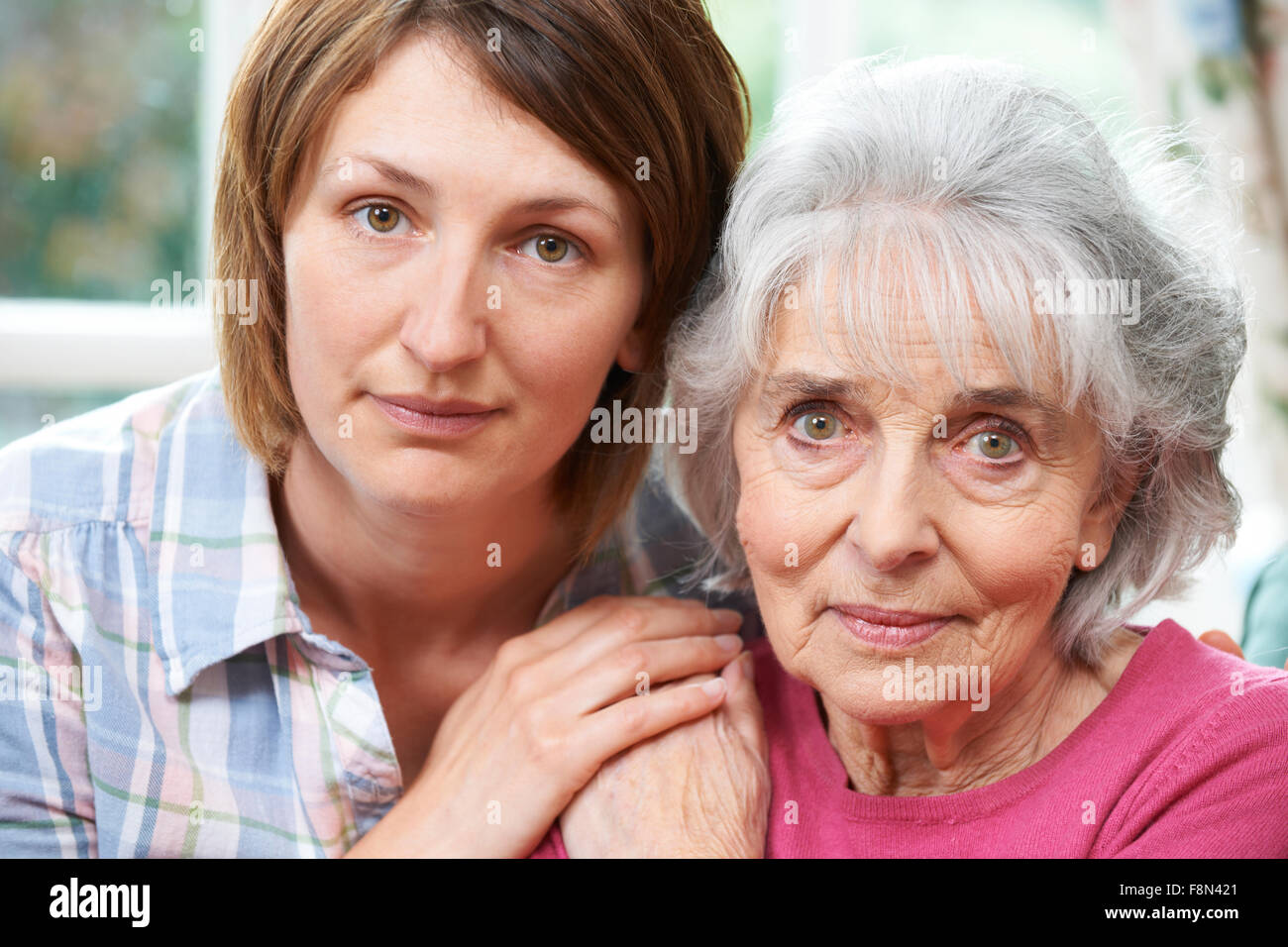 Porträt von Senior Mutter mit erwachsenen Tochter Stockfoto