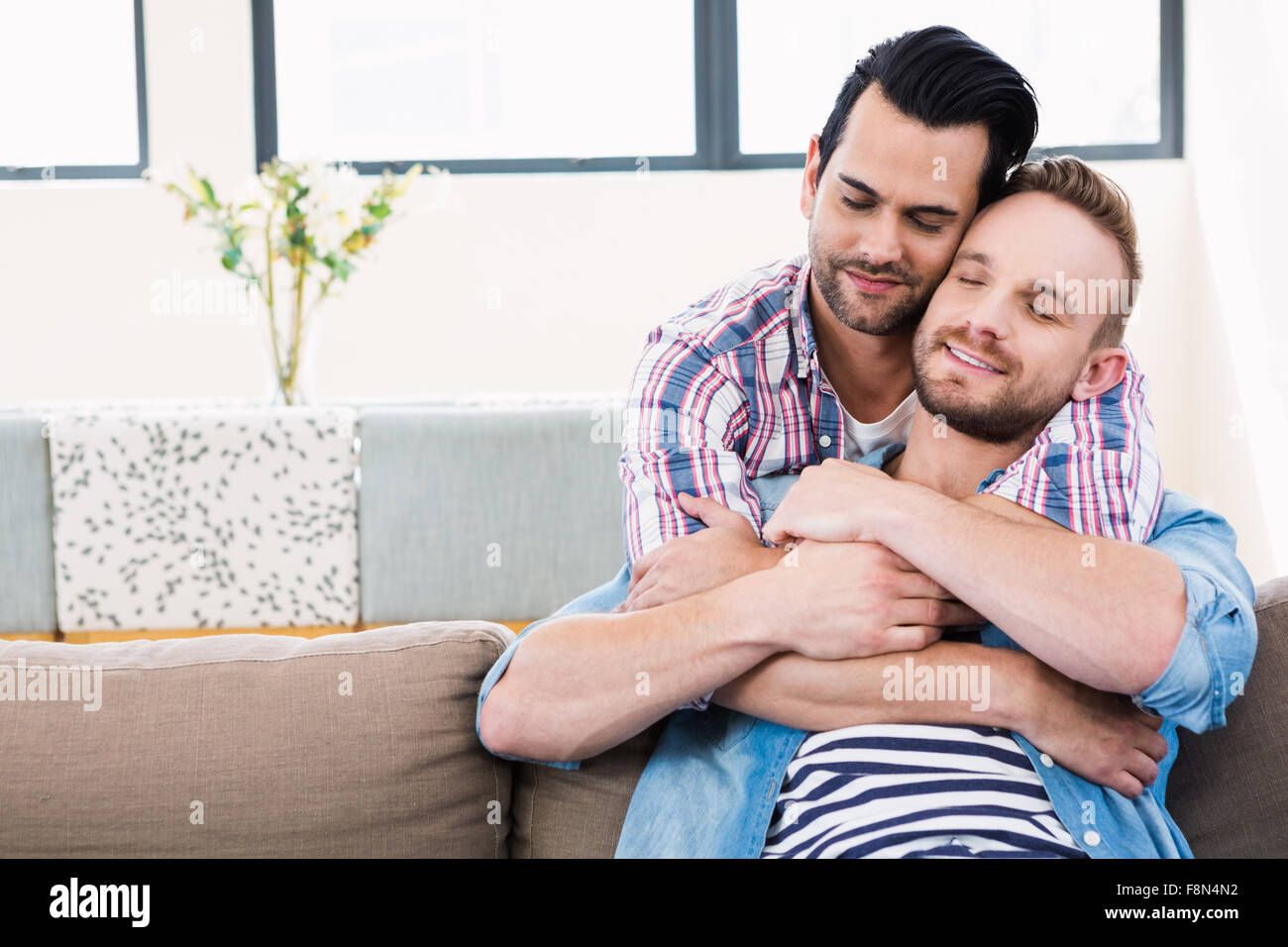 Gay paar auf der Couch entspannen Stockfoto