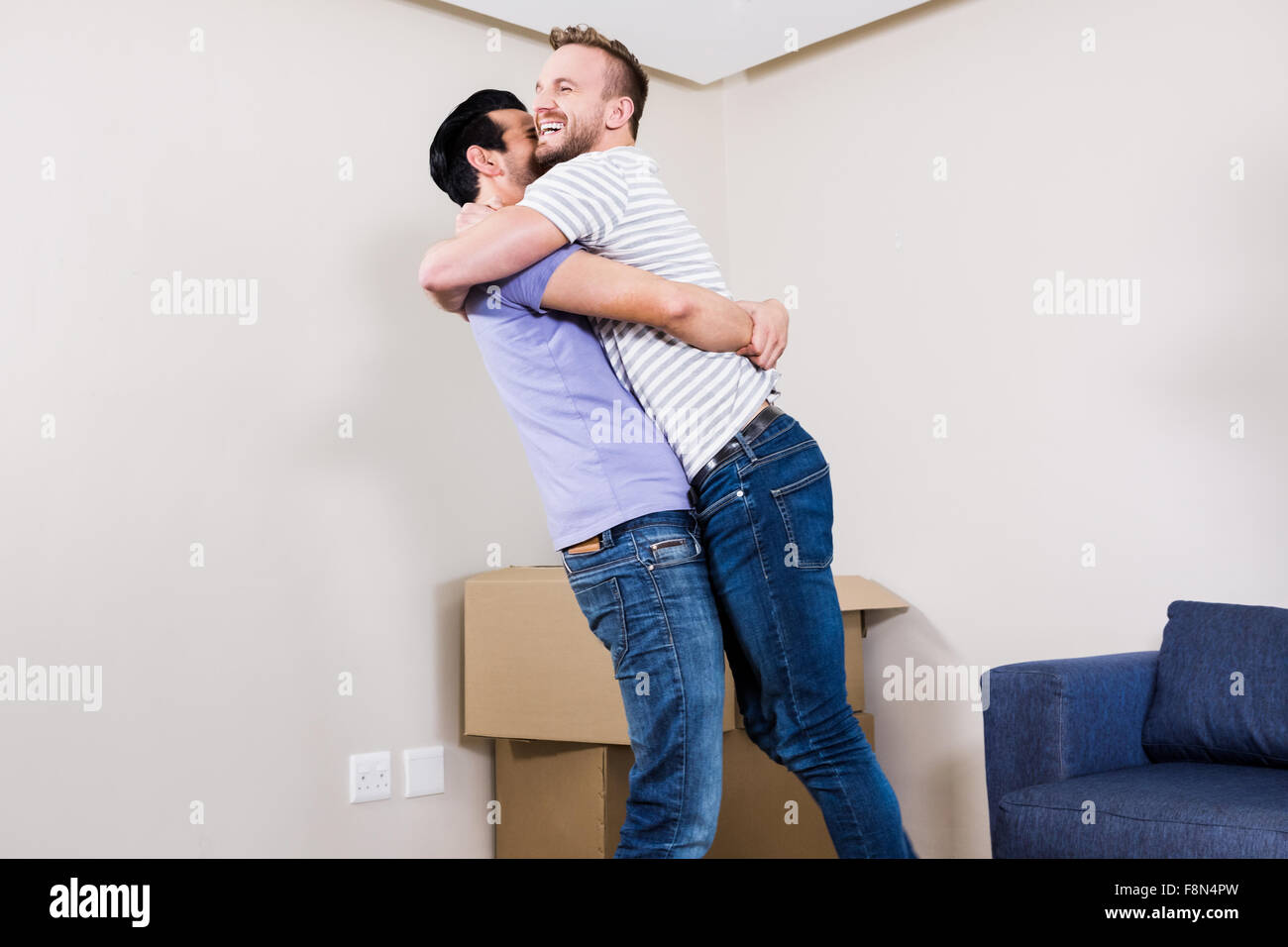 Gay paar Umzug in neues Zuhause Stockfoto