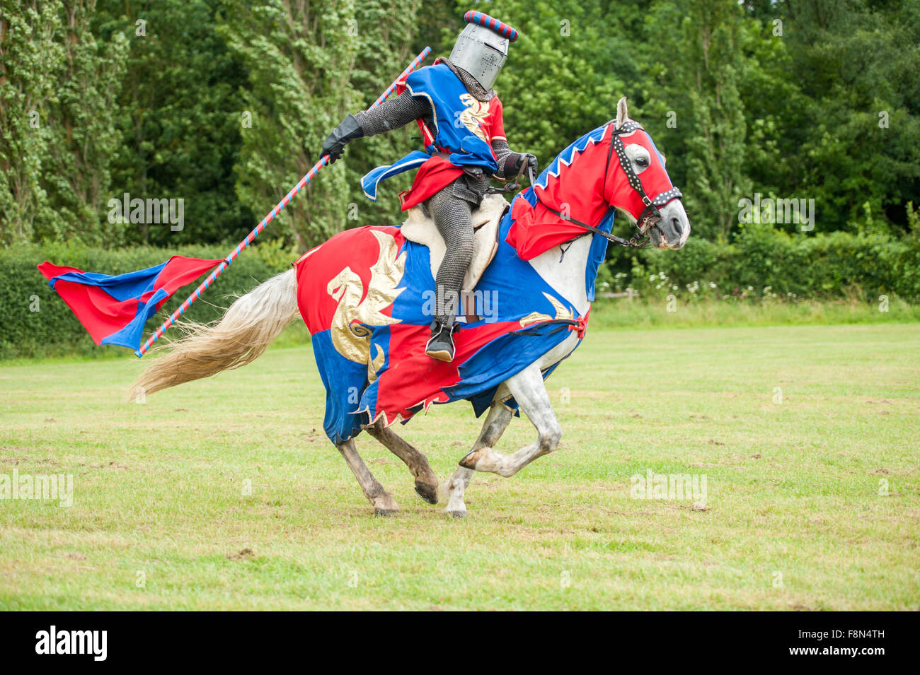 Mittelalterliche Ritter auf einem Pferd mit Flagge Stockfoto