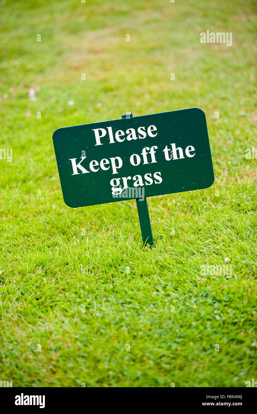 halten Sie das Rasen-Zeichen auf der Wiese im Garten Stockfoto