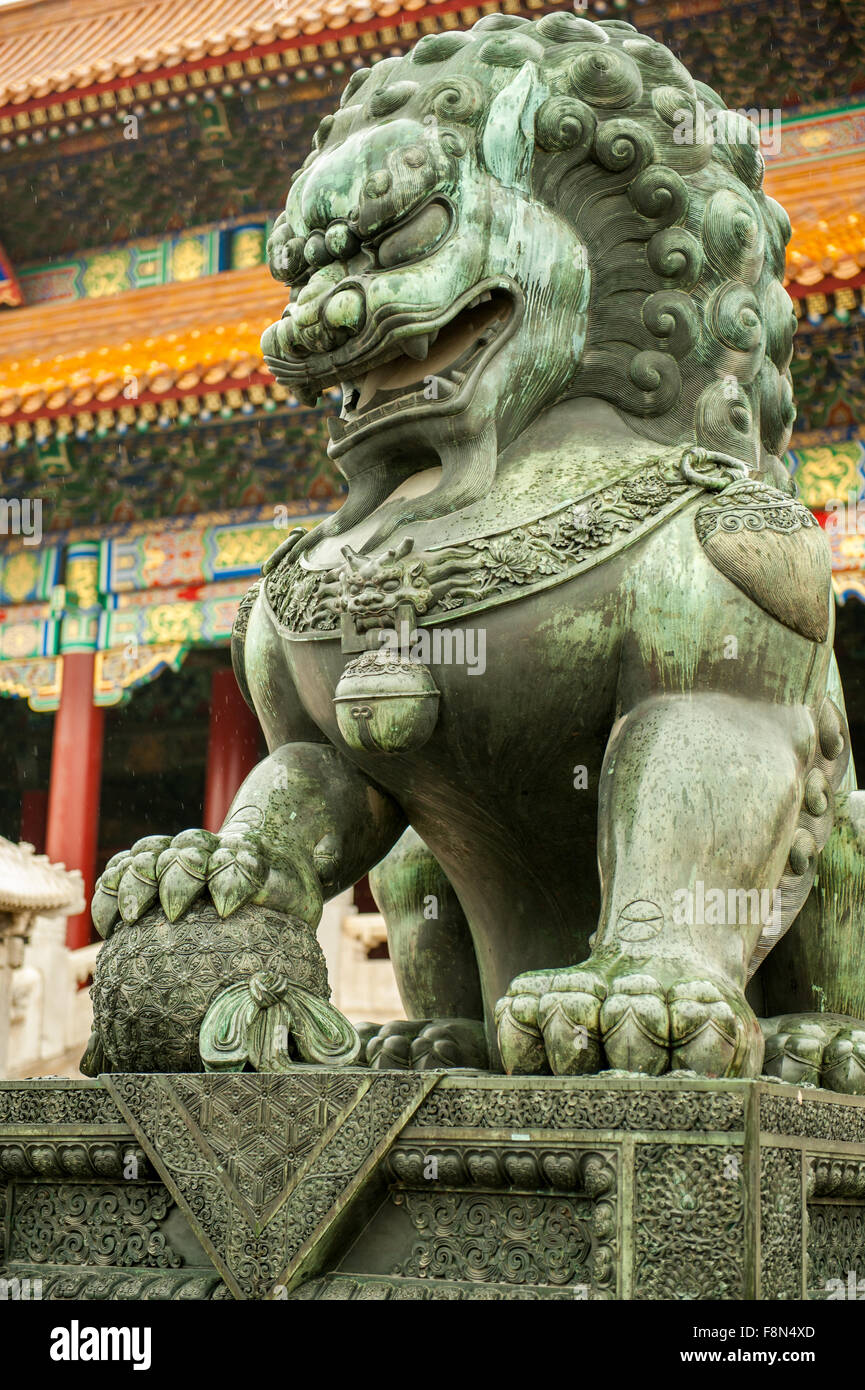 Asiatischen Löwenstatue außerhalb der traditionellen Palast Stockfoto