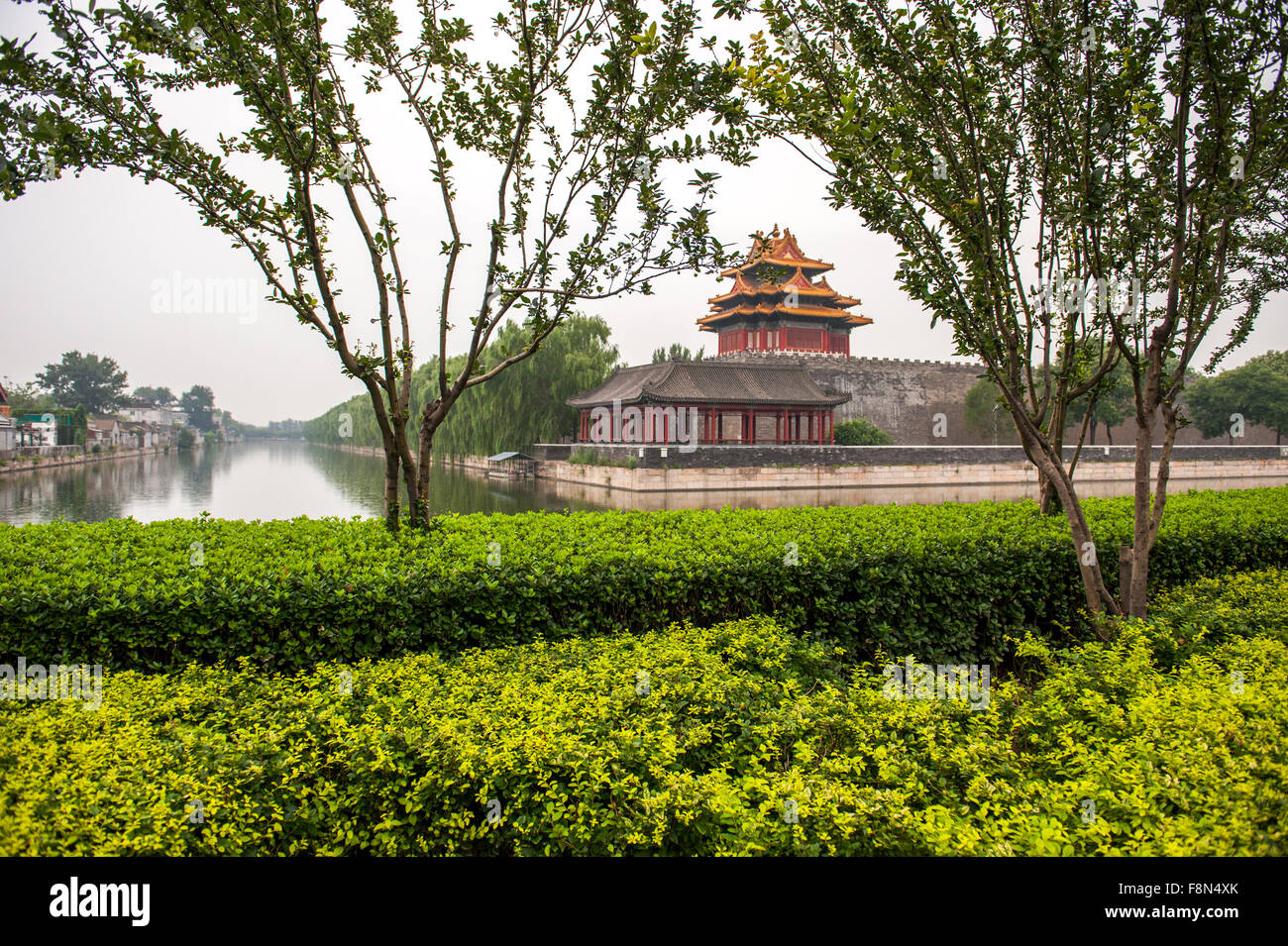 Palast in China Blick über Wasser und zwischen den Bäumen Stockfoto