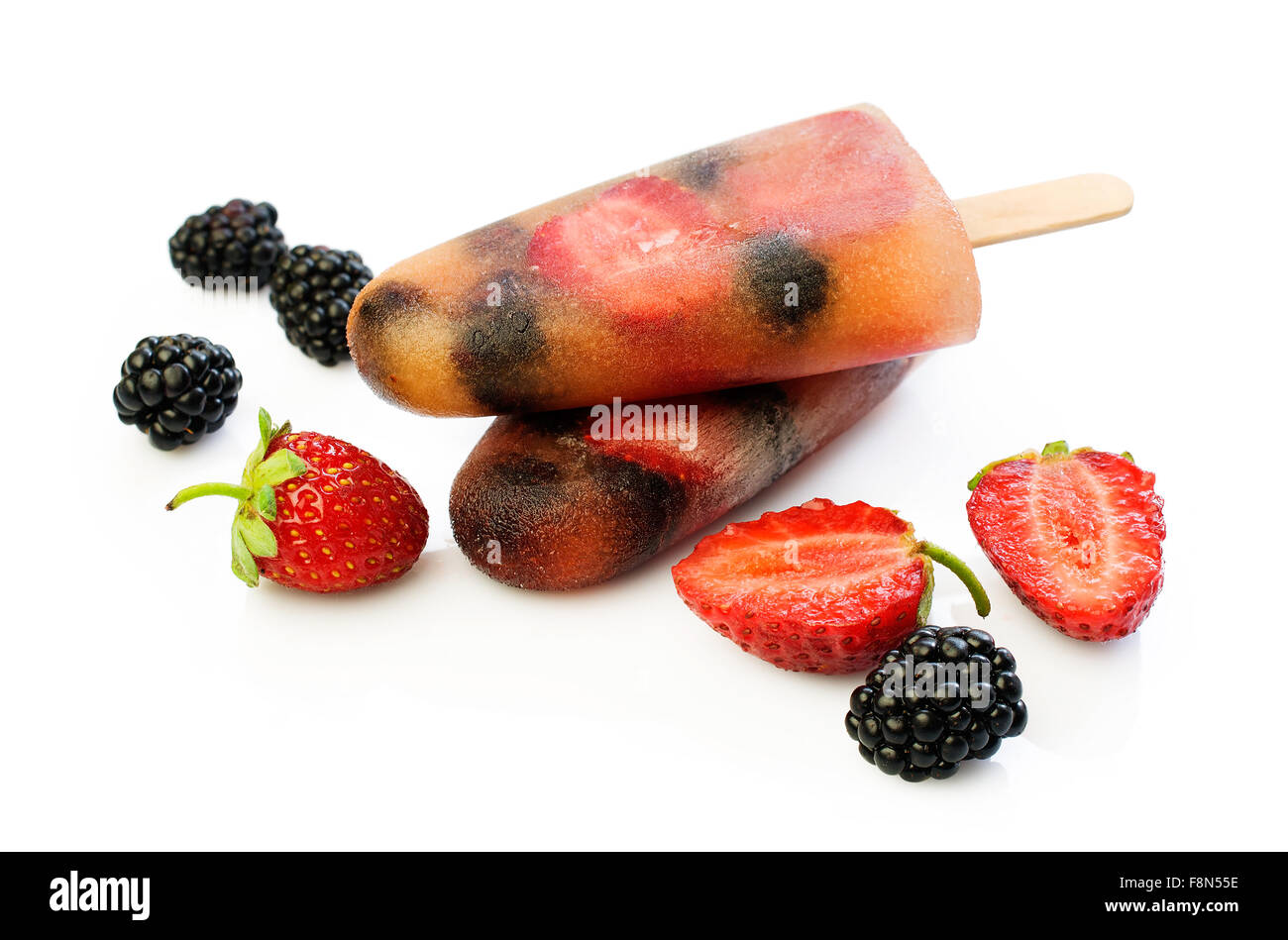 Früchte-Eis am Stiel mit frischen Beeren isoliert auf weiß Stockfoto