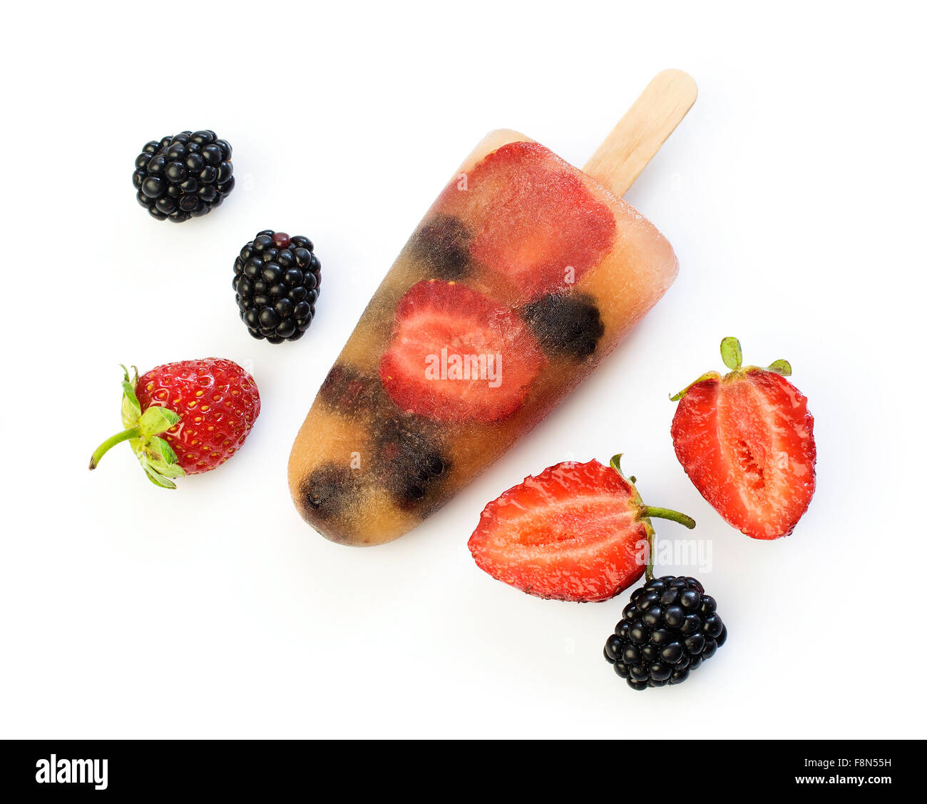 Früchte-Eis am Stiel mit frischen Beeren isoliert auf weiß Stockfoto