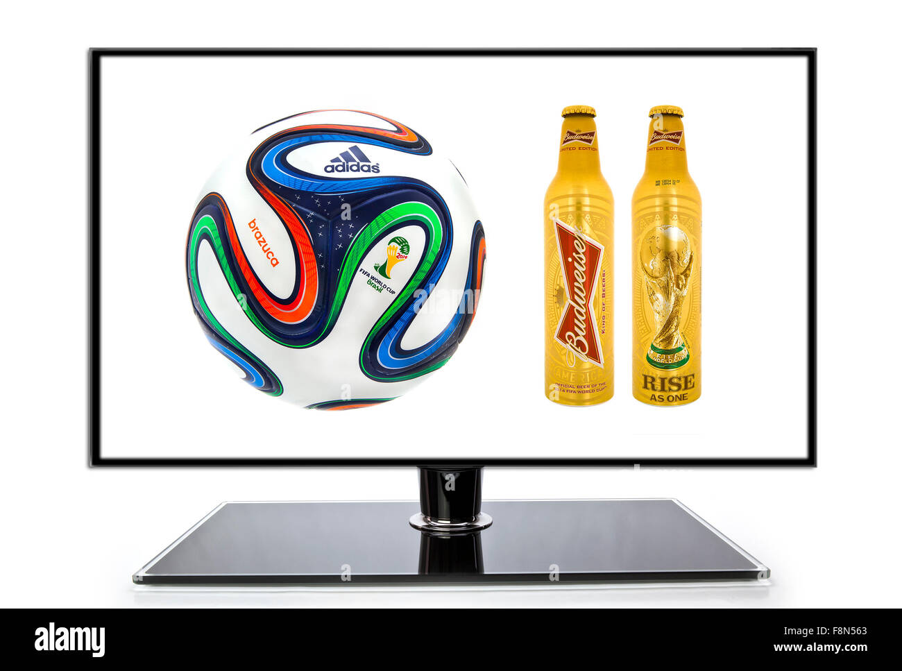 Brazuca Fußball-WM mit Flaschen limitierte Budweiser Bier Stockfoto