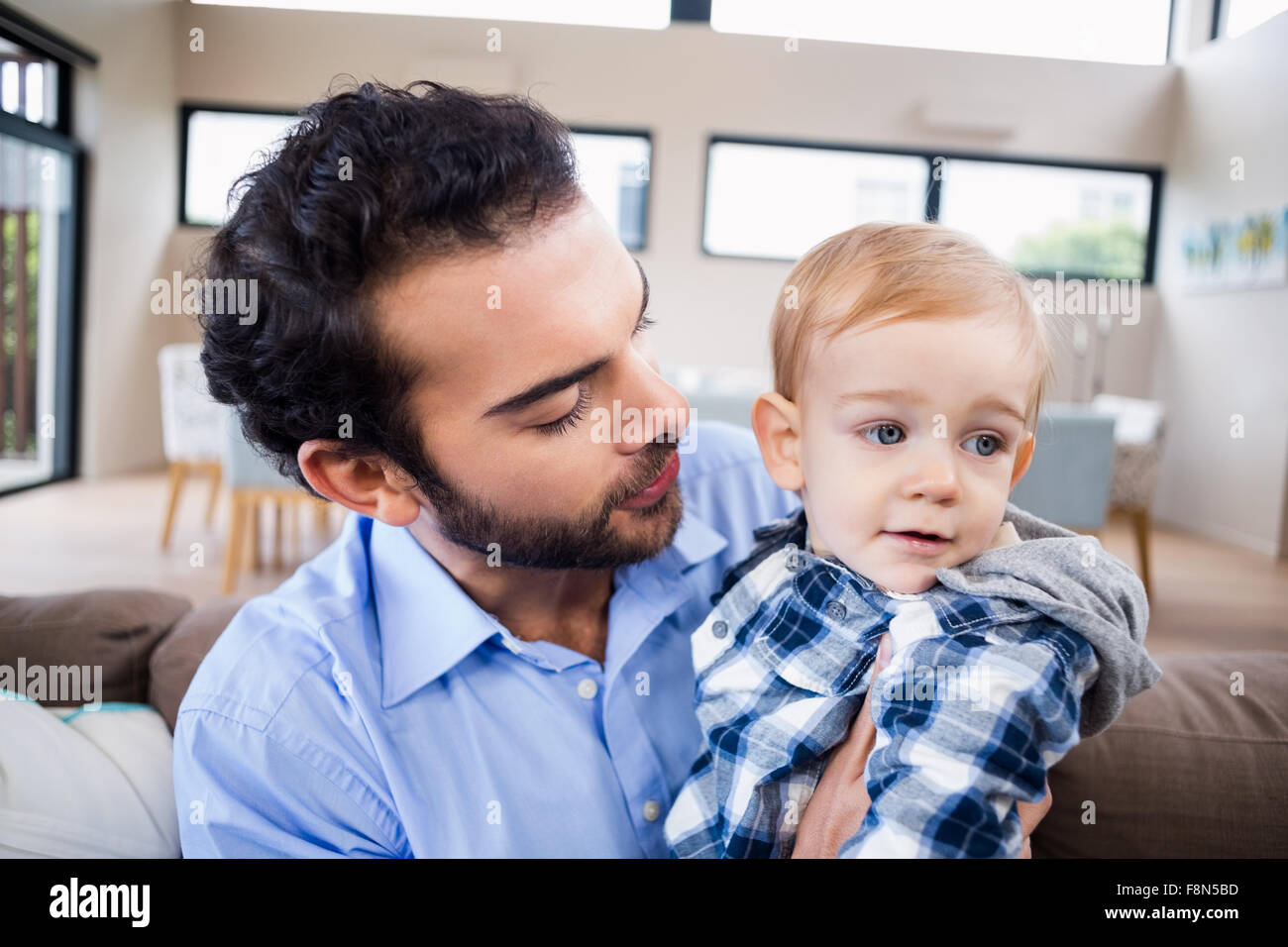 Gut aussehender Mann mit Kind Stockfoto