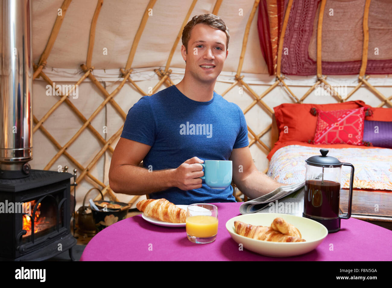 Genießen Sie das Frühstück während In traditionellen Jurte Camping Mann Stockfoto Genießen Sie das Frühstück während In traditionellen Jurte Camping Mann Stockfoto