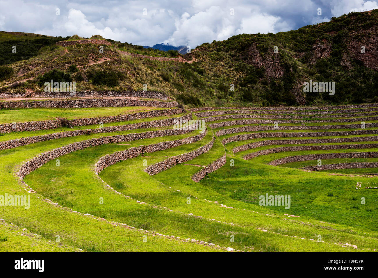 Inca kreisförmige Terrassen in Moray, in das Heilige Tal in Peru. Muräne ist eine archäologische Stätte in der Nähe des Dorfes Maras. Stockfoto