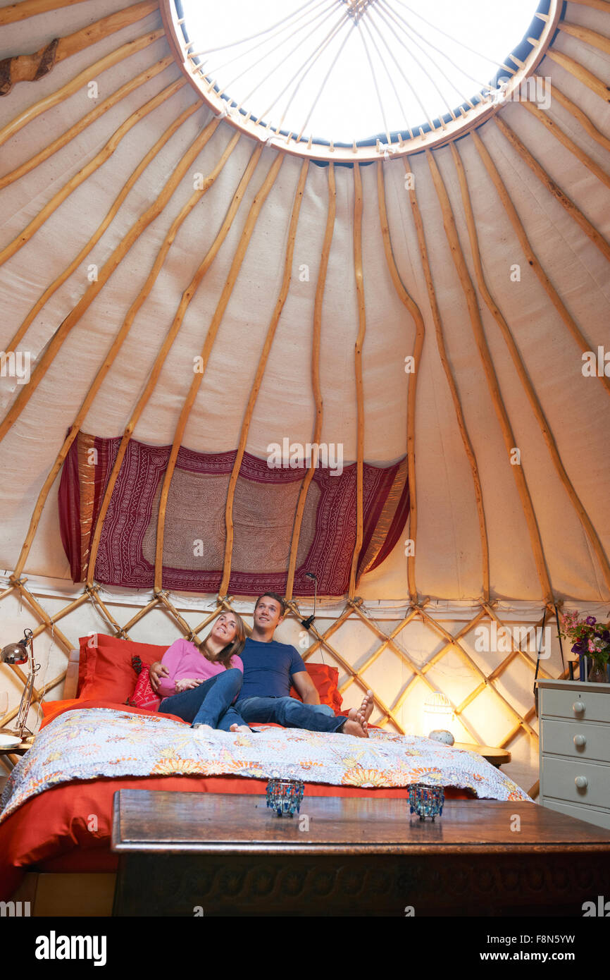 Paar genießt Luxus-Camping-Urlaub In der Jurte Stockfoto Paar genießt Luxus-Camping-Urlaub In der Jurte Stockfoto