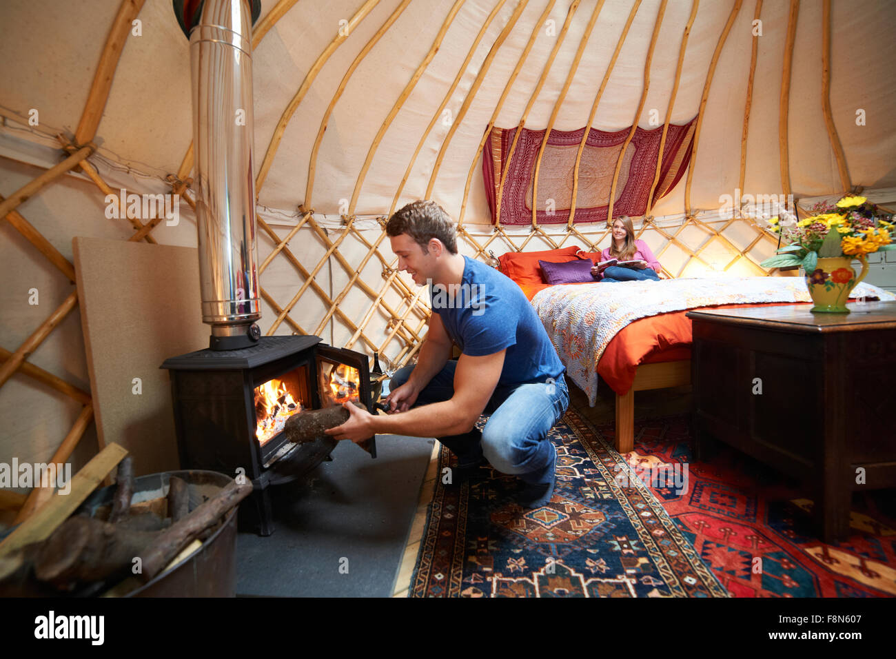 Paar genießt Luxus-Camping-Urlaub In der Jurte Stockfoto Paar genießt Luxus-Camping-Urlaub In der Jurte Stockfoto