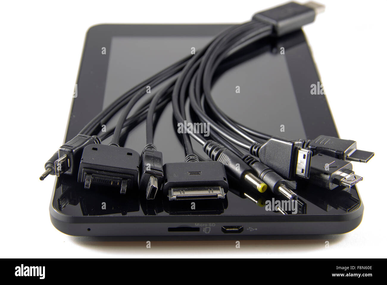 Tablet-Computer mit vielen Anschluss-und Verbindungsleitungen Stockfoto