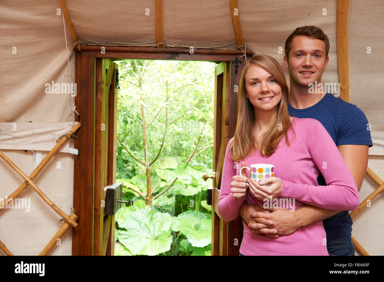 Paar genießt Luxus-Camping-Urlaub In der Jurte Stockfoto Paar genießt Luxus-Camping-Urlaub In der Jurte Stockfoto