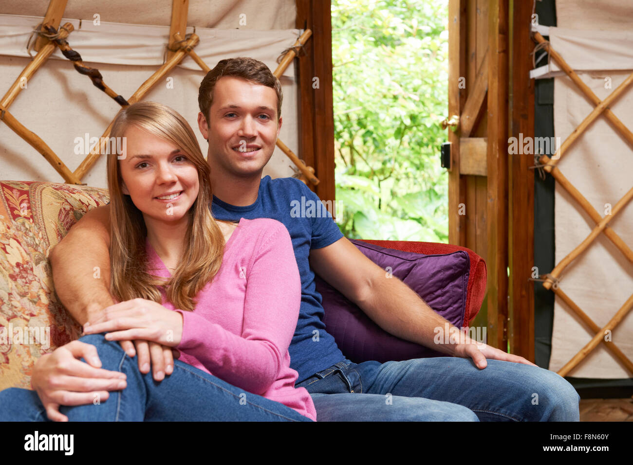Paar genießt Luxus-Camping-Urlaub In der Jurte Stockfoto Paar genießt Luxus-Camping-Urlaub In der Jurte Stockfoto