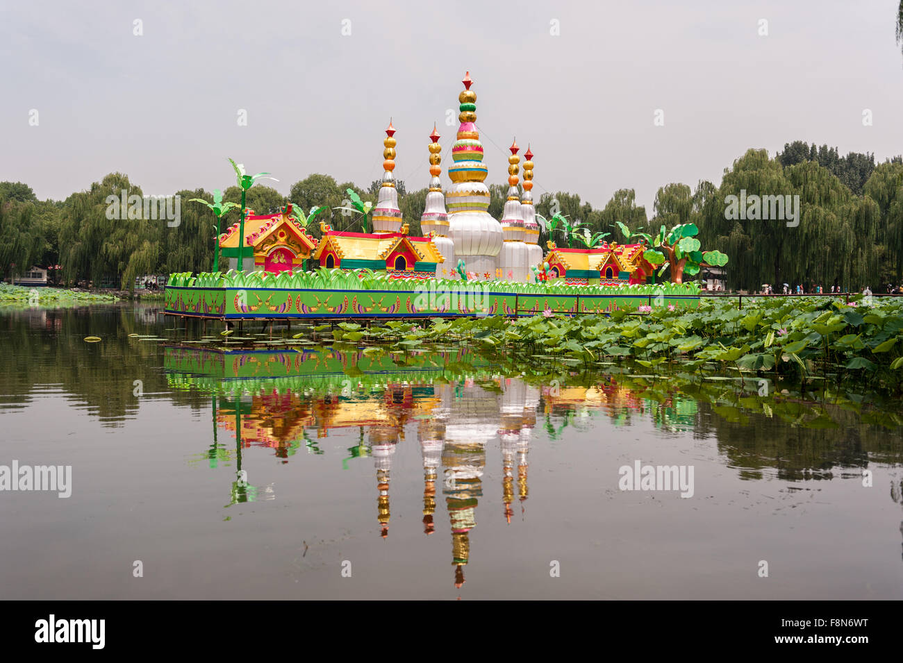 Dekorpapier Gebäude Display auf dem Wasser Stockfoto