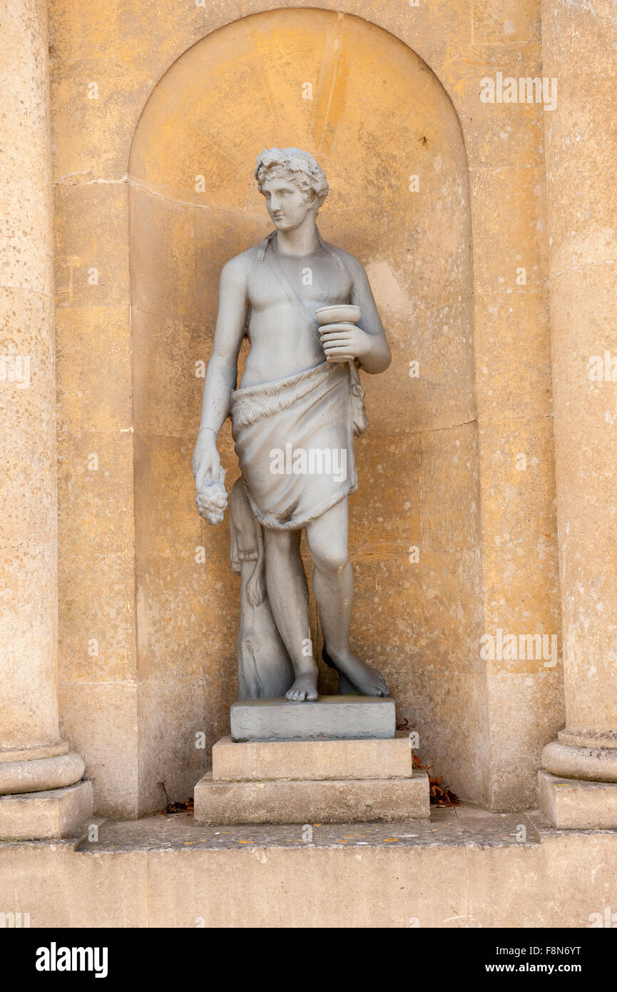 Große Garten Statue des Mannes in Wand Stockfoto
