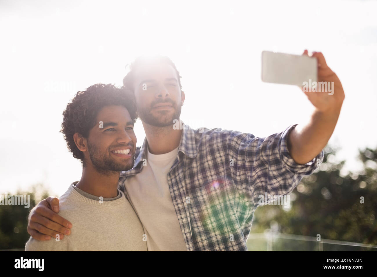Homosexuelle Paare nehmen selfie Stockfoto