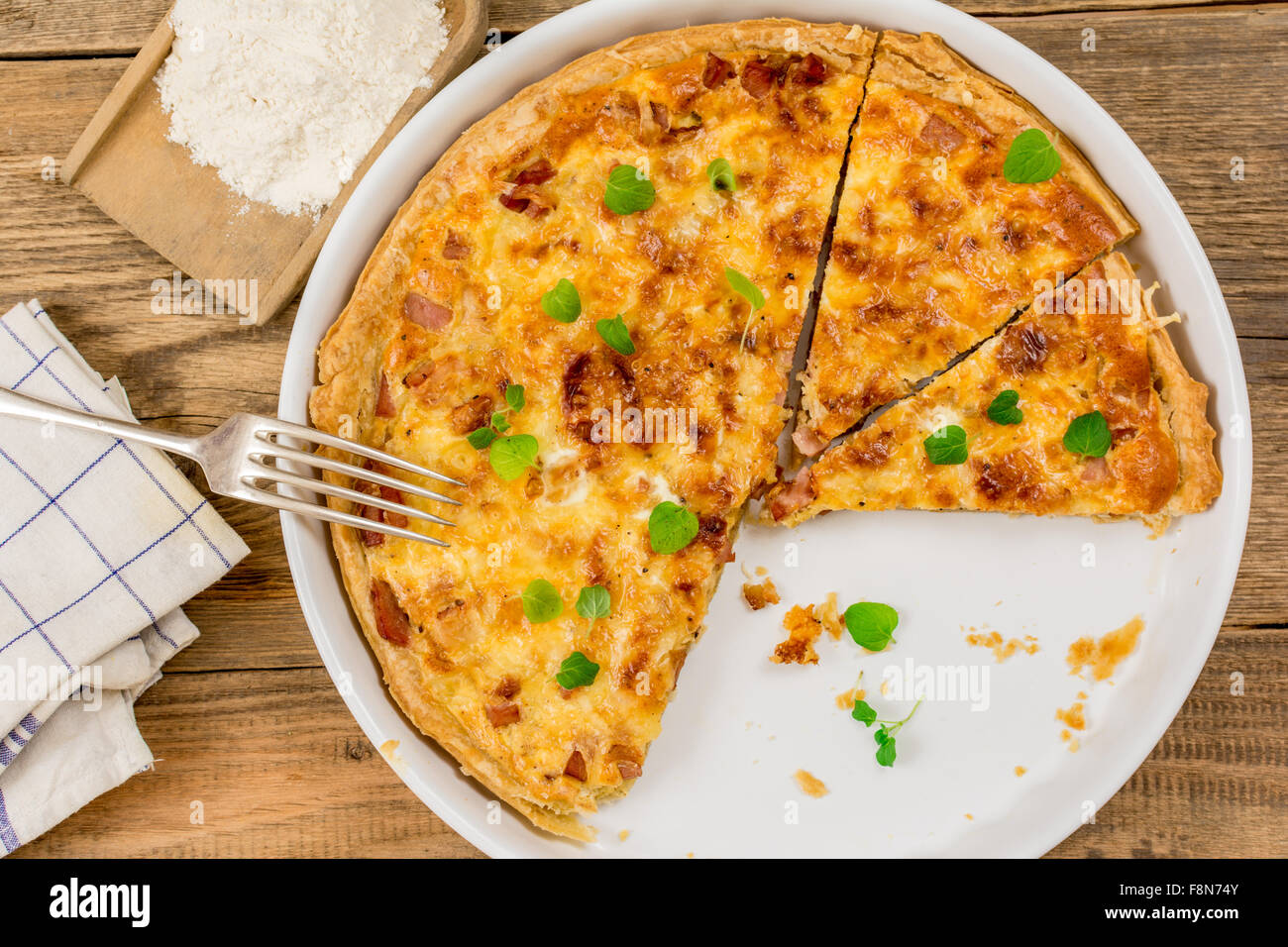 Traditionelle französische Küche Quiche mit Käse und Zwiebeln Stockfoto