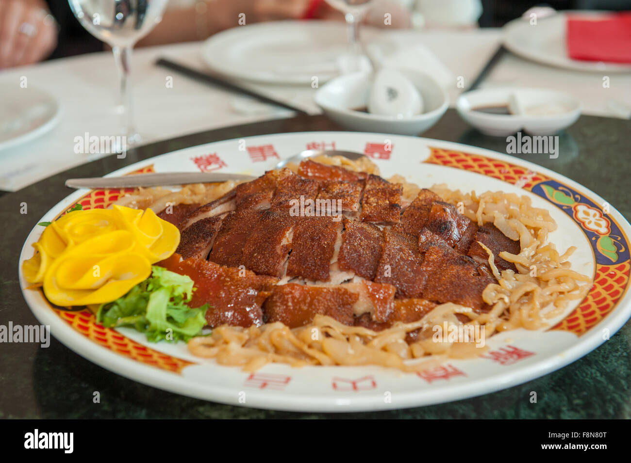 Chinesische junge Schweinefleisch Gericht am Tisch für party Stockfoto
