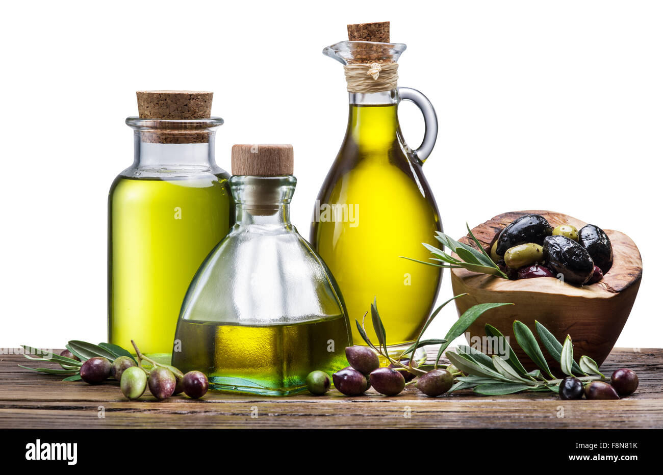 Olivenöl und Beeren auf dem Holztisch. weißen Hintergrund. Datei enthält Beschneidungspfade. Stockfoto
