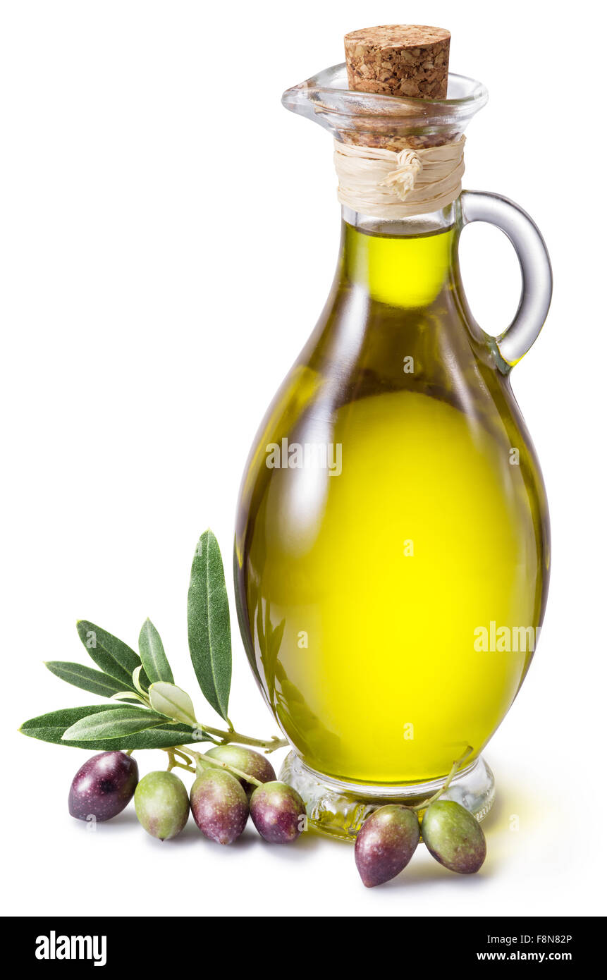 Eine Flasche Olivenöl und Beeren auf einem weißen Hintergrund. Datei enthält Beschneidungspfade. Stockfoto