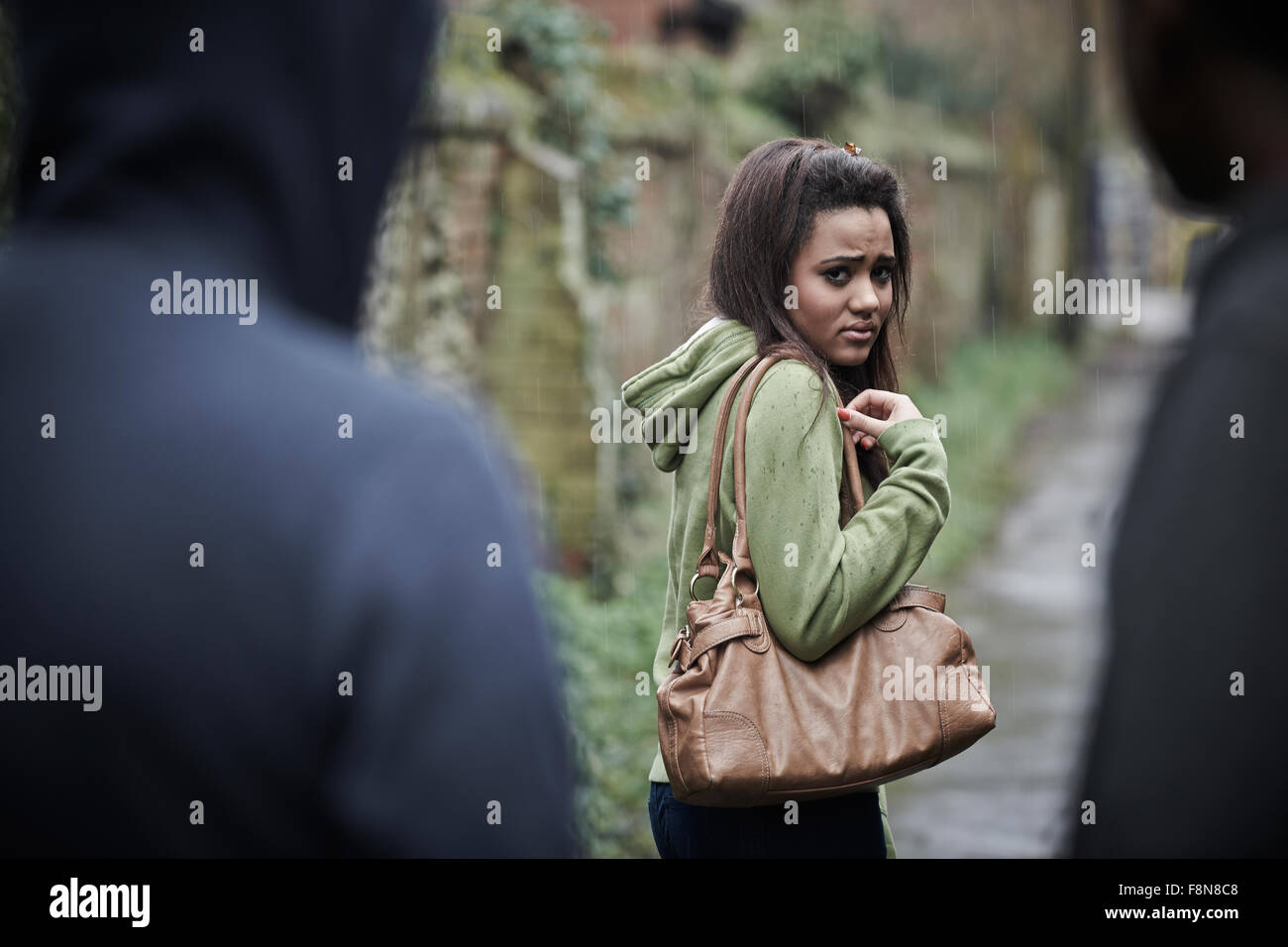 Teenager-Mädchen als sie Spaziergänge nach Hause eingeschüchtert fühlen Stockfoto