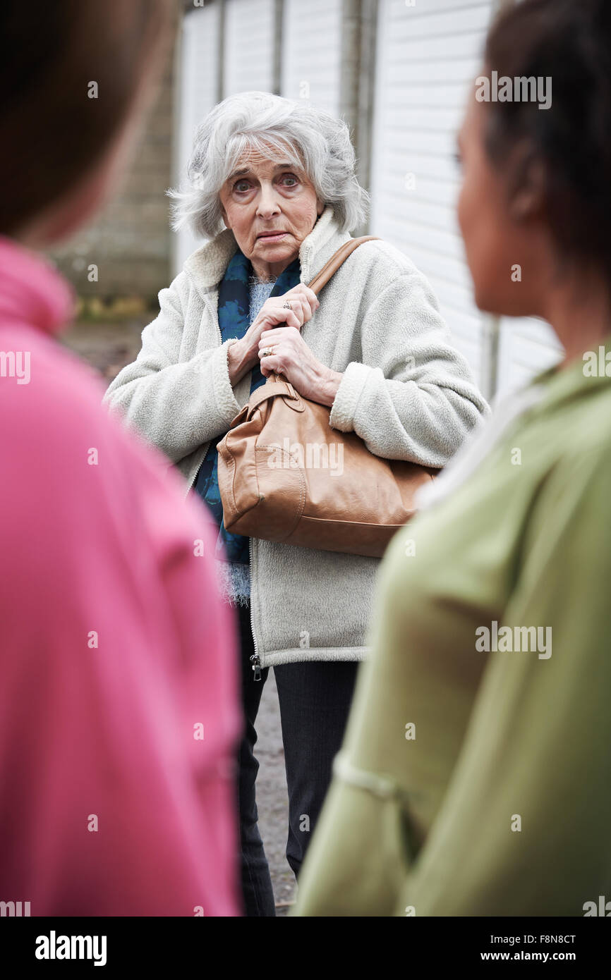 Ältere Frau fühlen eingeschüchtert von Mädchen im Teenageralter Stockfoto
