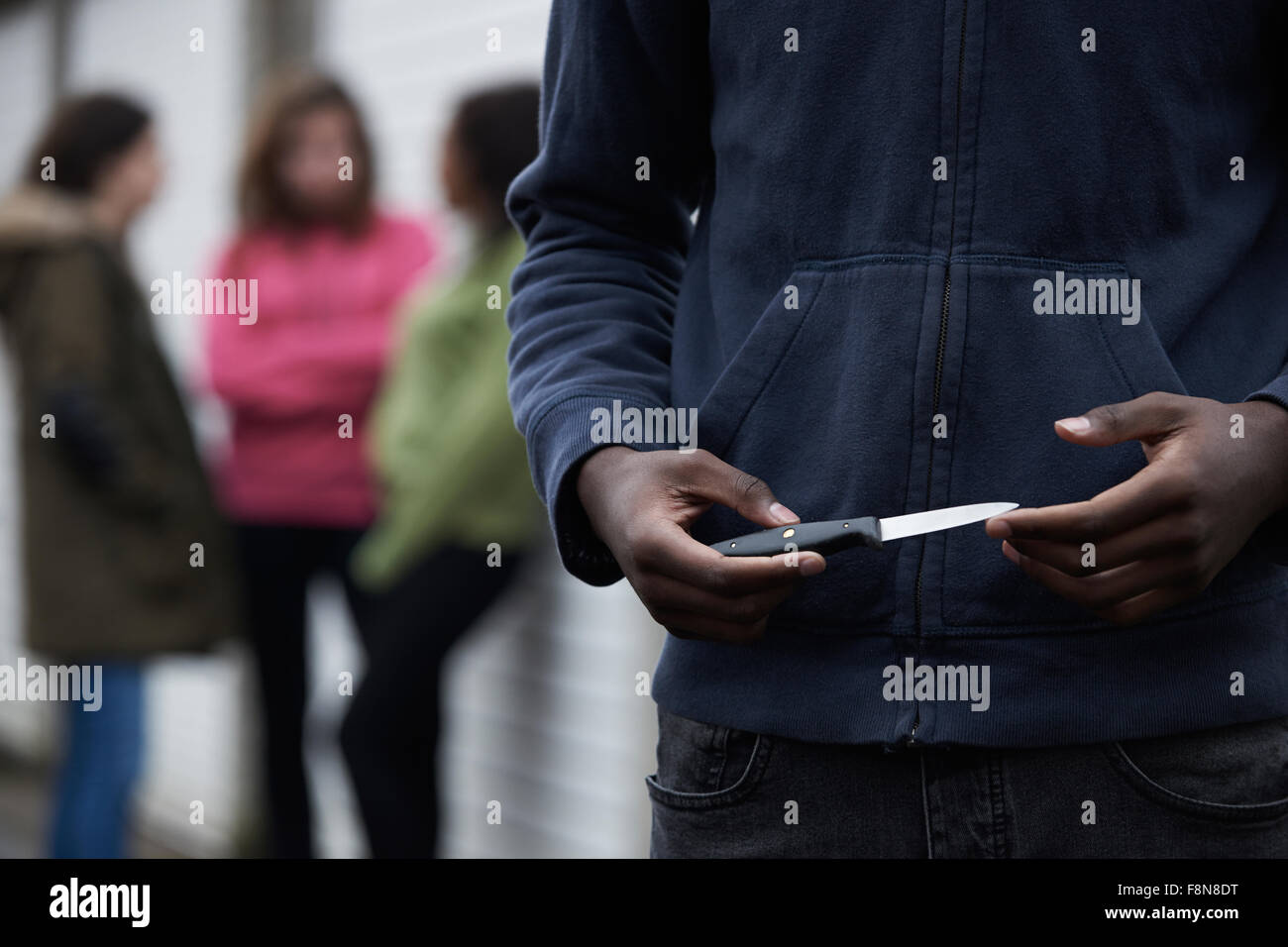 Teenager Gang mit Messer bewaffnet Stockfoto