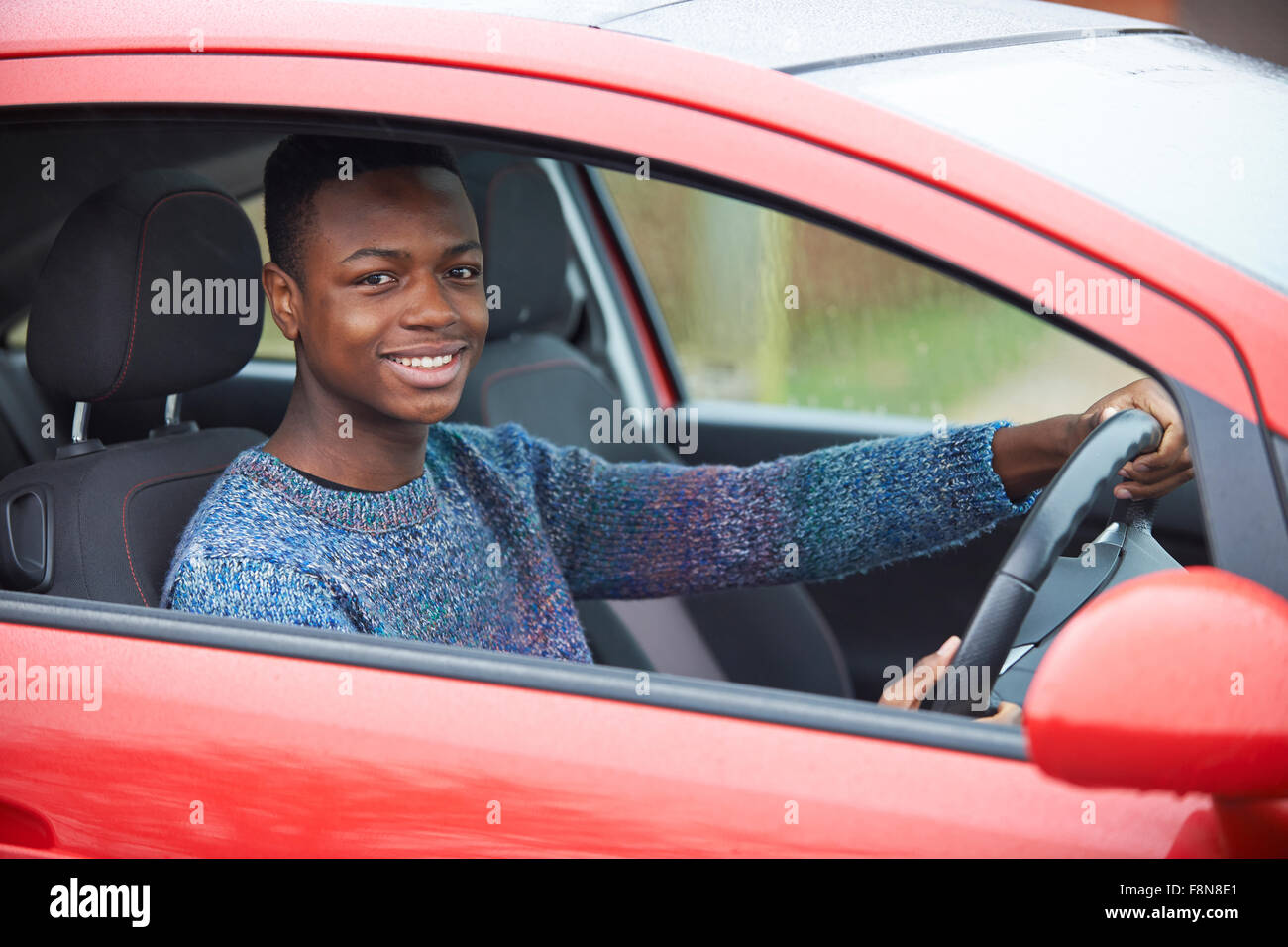 Neu qualifizierte junge Fahrer im Auto sitzen Stockfoto