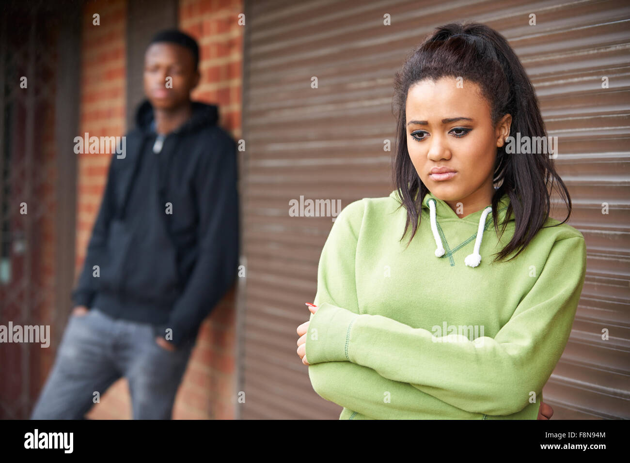Porträt der unglückliche Teenager-Paar im städtischen Umfeld Stockfoto