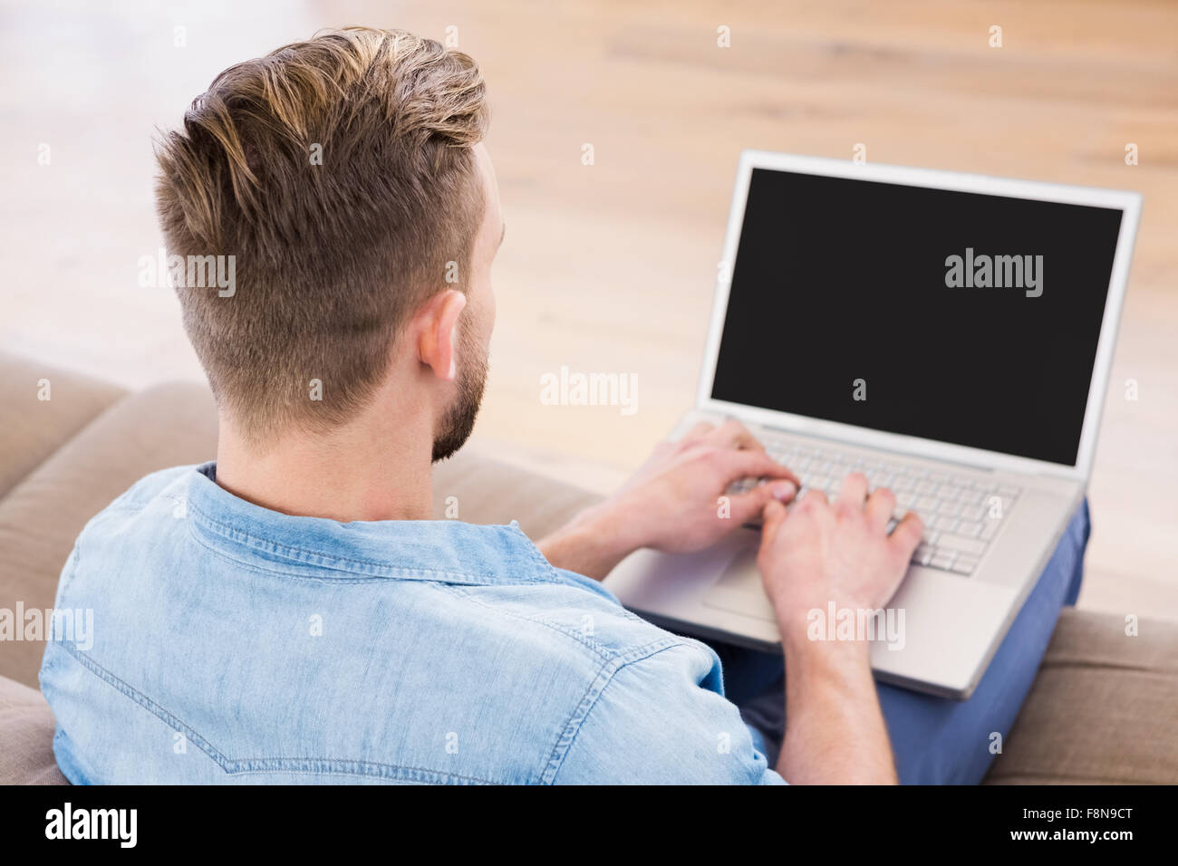 Legerer Mann mit seinem laptop Stockfoto